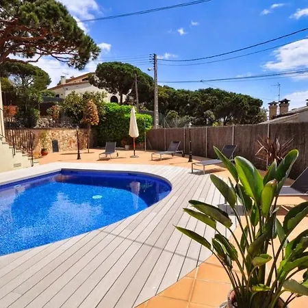 Villa Sleeps 8 With Pool Air Con And Wifi *