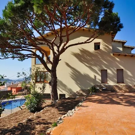 Sleeps 8 With Pool Air Con And Wifi Villa Lloret de Mar