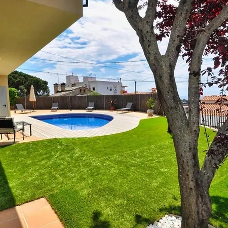 Sleeps 8 With Pool Air Con And Wifi *